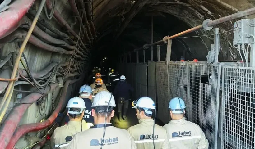 un grupo de mineros entrando a una mina en Turquía