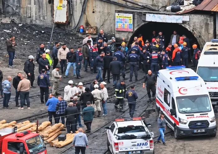 decenas de personas incluyendo equipos de rescate, mineros y familiares esperan junto a varias ambulancias a la entrada de una mina de carbón