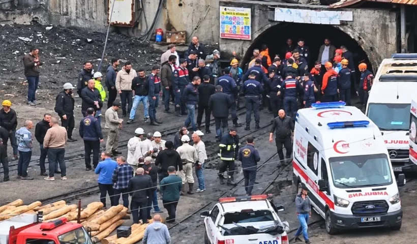 decenas de personas incluyendo equipos de rescate, mineros y familiares esperan junto a varias ambulancias a la entrada de una mina de carbón
