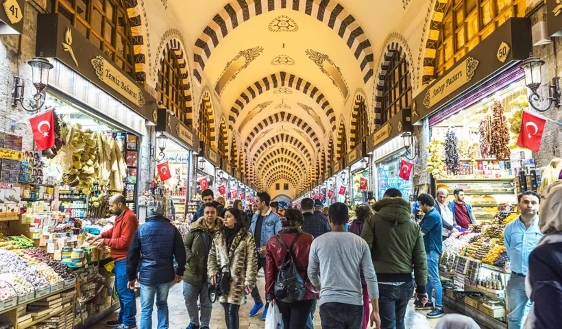 turistas y clientes caminando por el interior del Bazar Egipcio de Estambul
