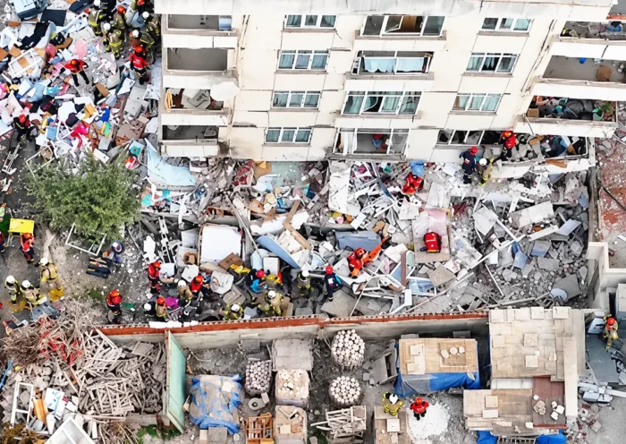 vista aérea de varios efectivos de rescate trabajando sobre las ruinas de un edificio derrumbado