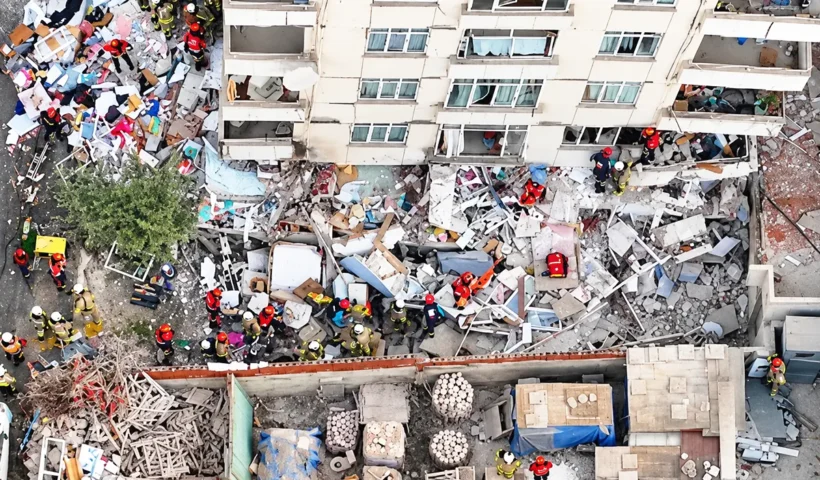 vista aérea de varios efectivos de rescate trabajando sobre las ruinas de un edificio derrumbado