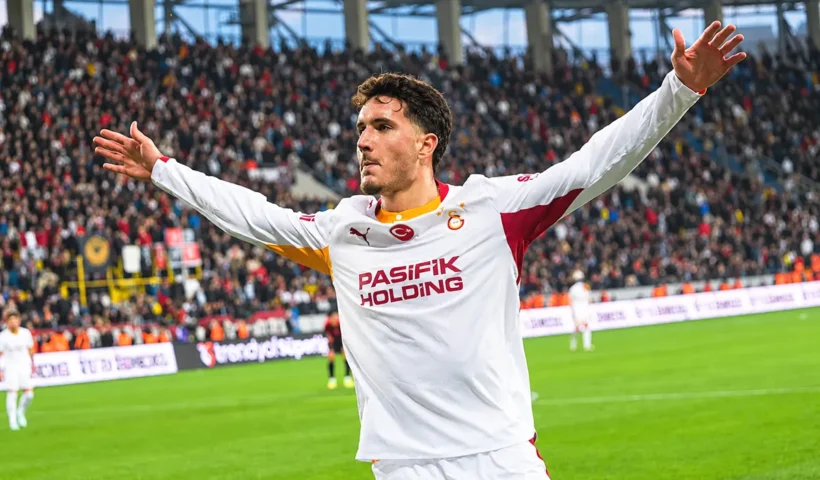 Deniz Gül celebra con los brazos abiertos en un estadio un gol vistiendo la camiseta del Galatasaray