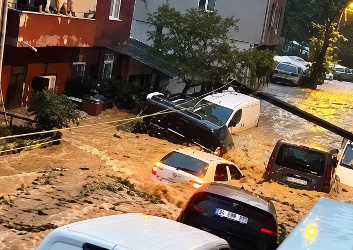 vehículos siendo arrastrados por la lluvia en una calle de Estambul