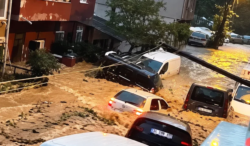 vehículos siendo arrastrados por la lluvia en una calle de Estambul