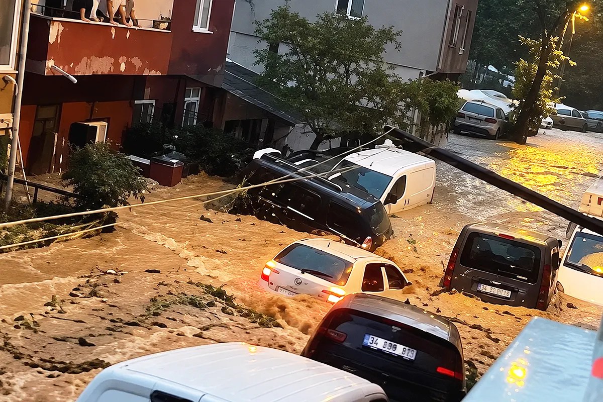 vehículos siendo arrastrados por la lluvia en una calle de Estambul