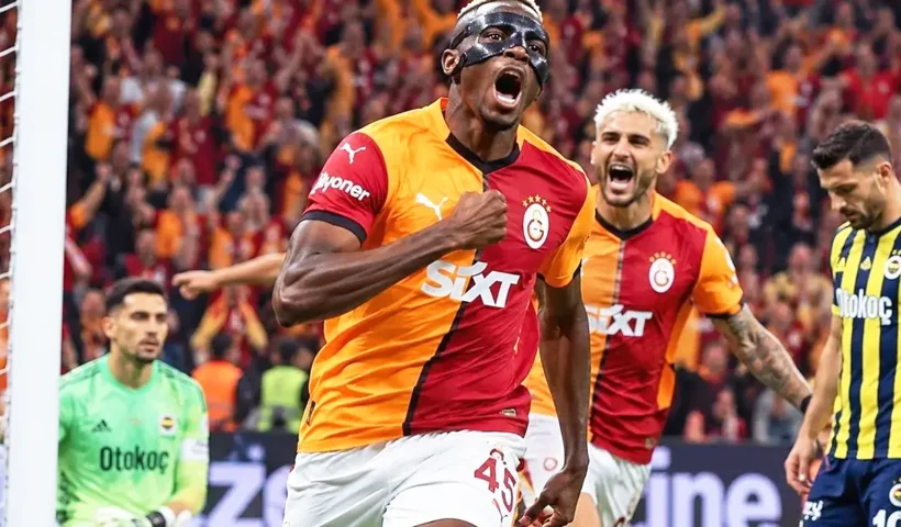 Osimhen celebra junto a la portería rival un gol, de fondo el portero y un jugador del Fenerbahçe se muestran abatidos